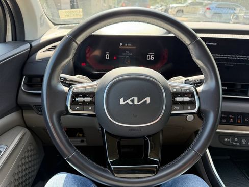 Used 2025 Kia Carnival EX FWD image 15