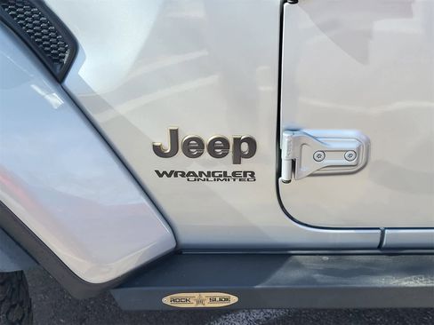 Used 2022 Jeep Wrangler Unlimited Rubicon w/ Xtreme Recon 35" Tire Package image 11