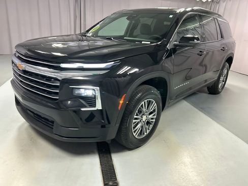Used 2025 Chevrolet Traverse LT w/ Enhanced Driving Package image 3