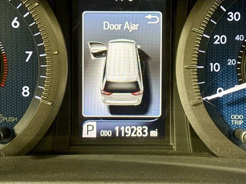 Used 2018 Toyota Sienna XLE image 12