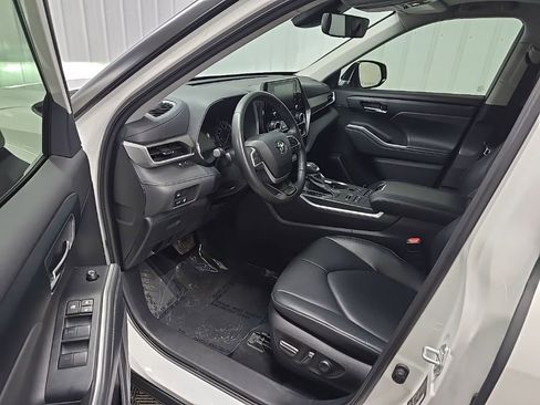 Used 2022 Toyota Highlander XLE AWD/4WD image 29