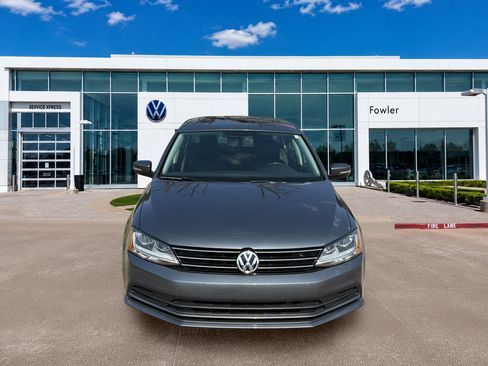 Used 2017 Volkswagen Jetta SE FWD image 2