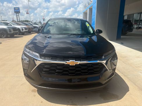 Used 2026 Chevrolet Trax LS w/ LS Convenience Package FWD image 9