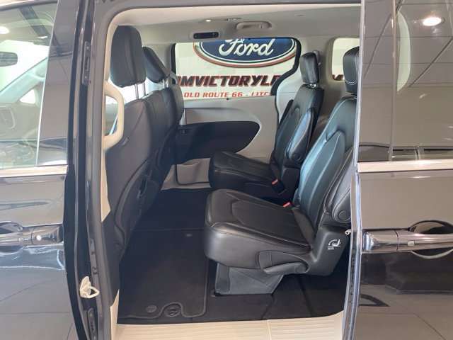 Used 2023 Chrysler Pacifica Touring-L FWD image 17
