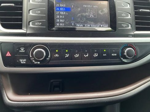 Used 2019 Toyota Highlander LE AWD/4WD image 28