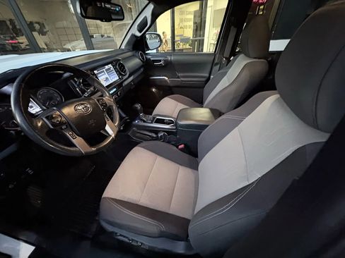 Used 2022 Toyota Tacoma TRD Sport w/ Technology Package image 12