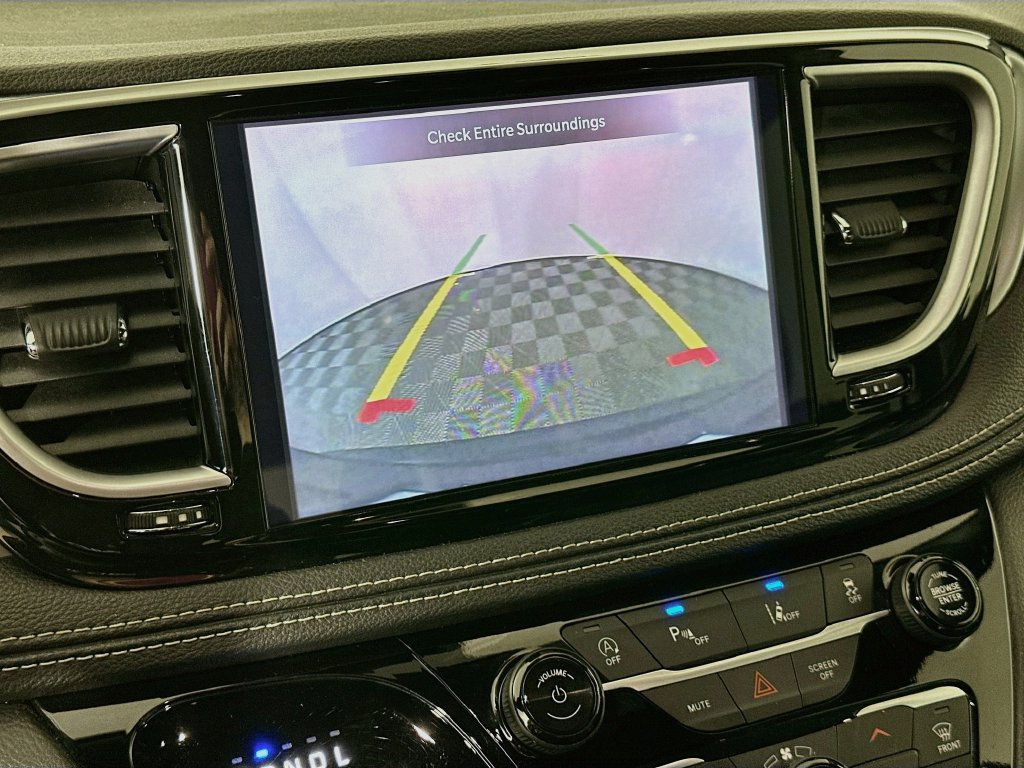 Certified 2025 Chrysler Pacifica Limited FWD image 22