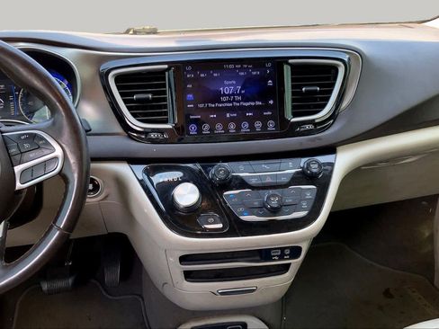 Used 2017 Chrysler Pacifica Touring-L FWD image 6