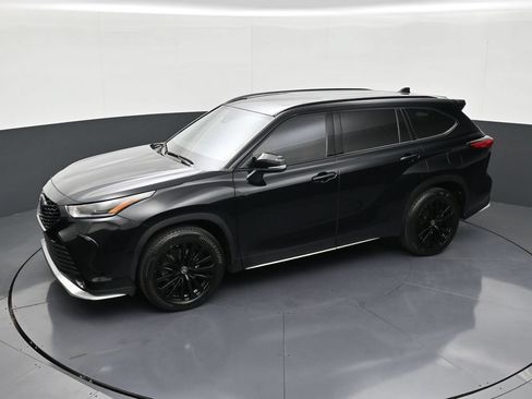 Used 2023 Toyota Highlander XSE FWD image 13