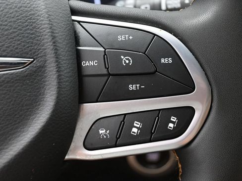 Used 2023 Chrysler Pacifica Pinnacle FWD image 19