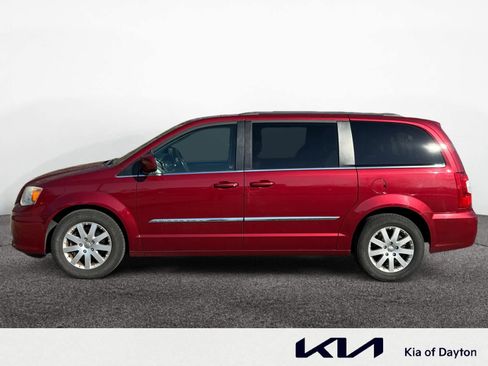 Used 2013 Chrysler Town & Country Touring image 2