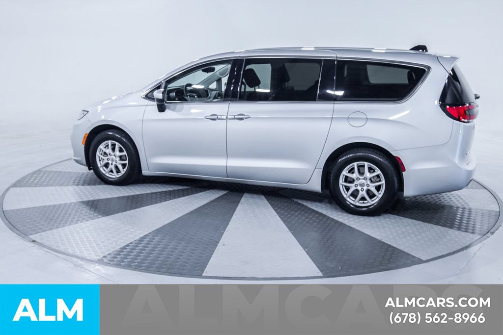 Used 2023 Chrysler Pacifica Touring-L FWD image 5