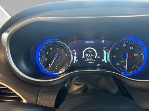 Used 2024 Chrysler Pacifica Touring-L FWD image 25