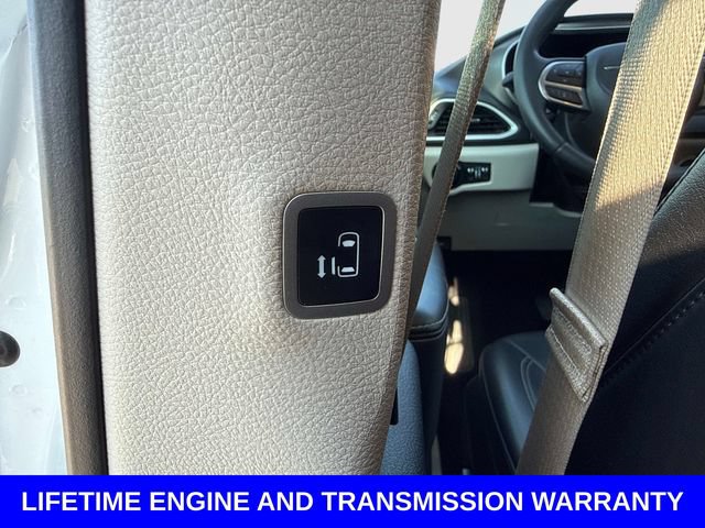 Used 2024 Chrysler Pacifica Touring-L FWD image 14