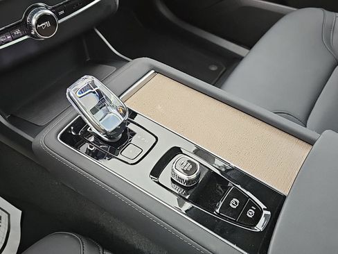 Used 2025 Volvo XC90 B6 Plus image 11