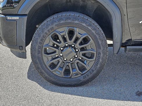 Used 2024 GMC Sierra 2500 AT4 w/ AT4 Premium Plus Package AWD/4WD image 9