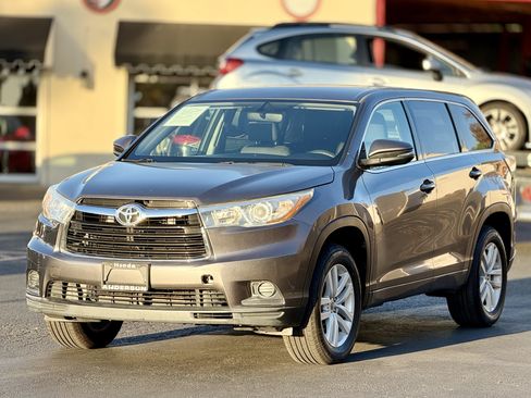 Used 2015 Toyota Highlander LE FWD image 2
