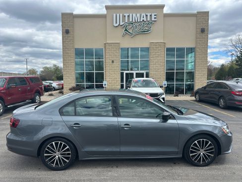 Used 2016 Volkswagen Jetta Sport w/ Lighting Package FWD image 1