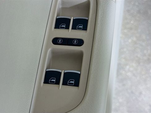 Used 2011 Volkswagen Touareg Sport image 18