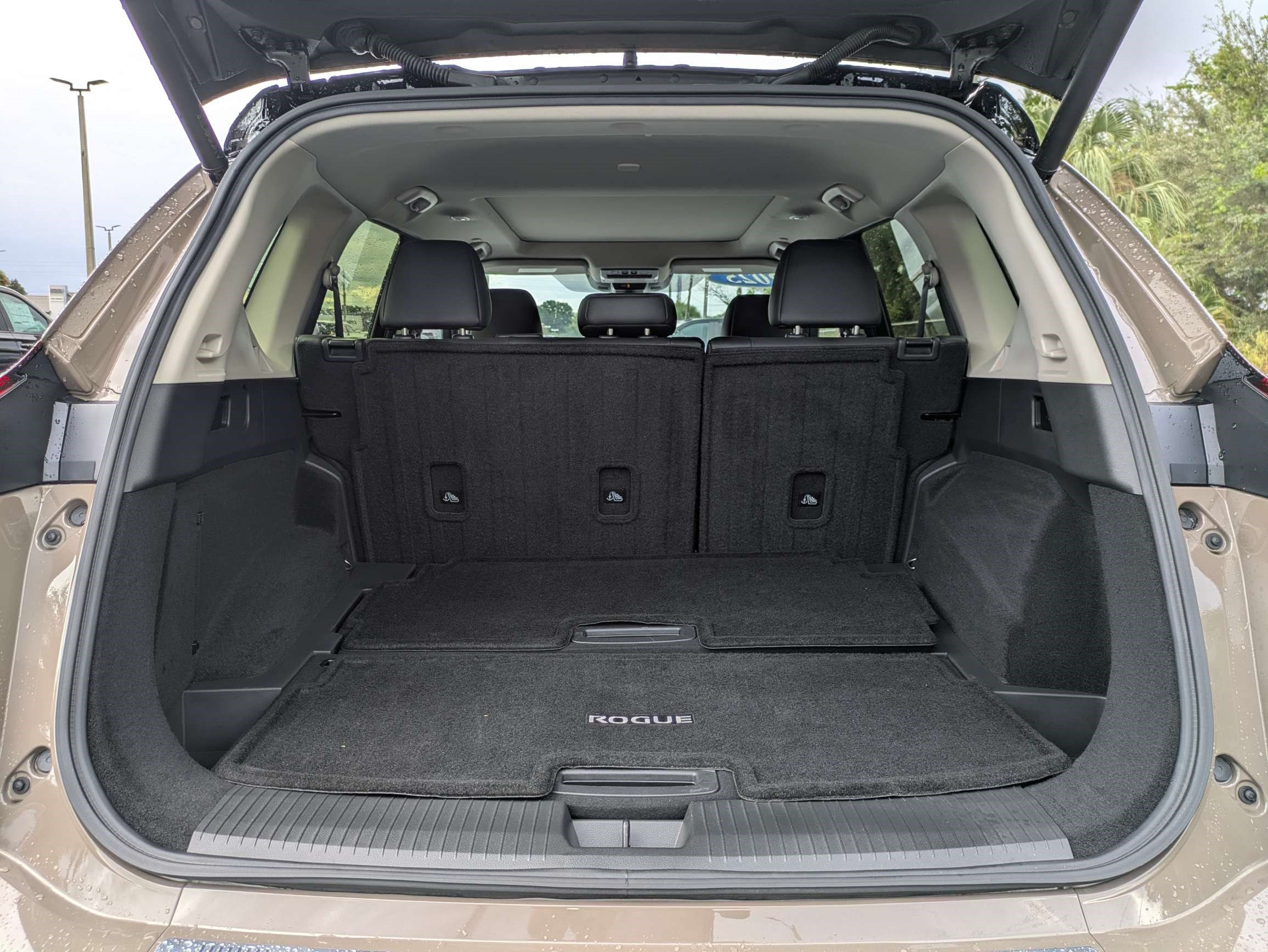 Used 2025 Nissan Rogue Platinum FWD image 12