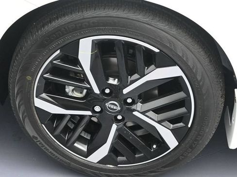 New 2025 Nissan Versa SR w/ Trunk Package FWD image 7