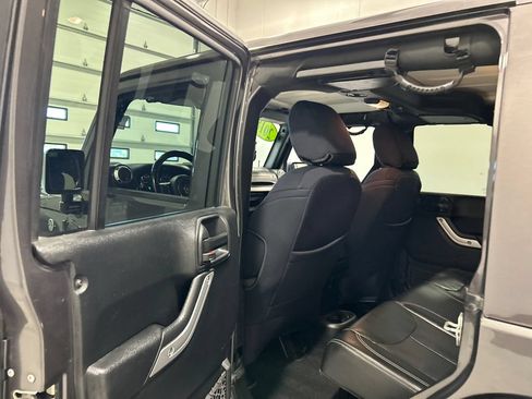 Used 2018 Jeep Wrangler Unlimited Sahara w/ Connectivity Group AWD/4WD image 28