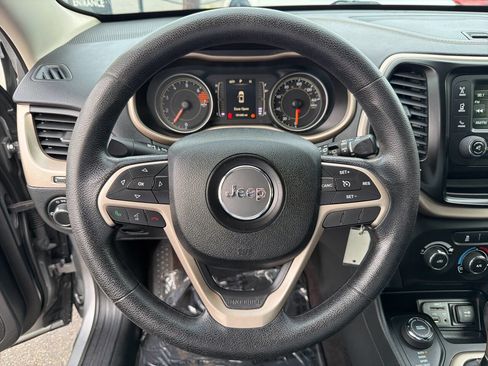 Used 2016 Jeep Cherokee Sport image 31