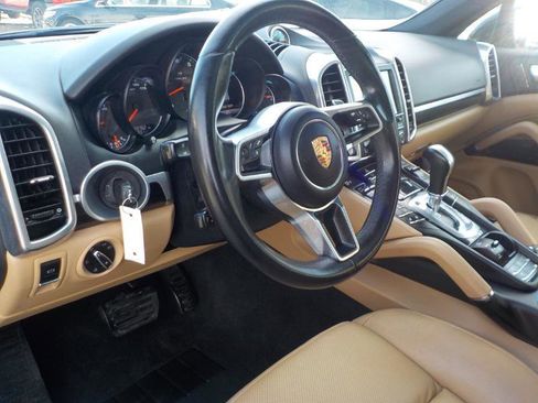 Used 2016 Porsche Cayenne w/ Premium Package image 10