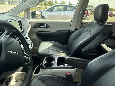 Used 2024 Chrysler Pacifica Touring-L FWD image 19