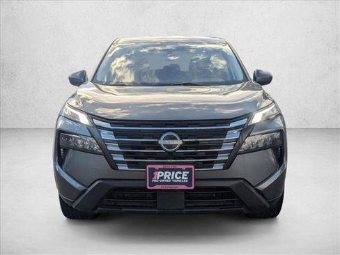 Used 2024 Nissan Rogue SV image 2