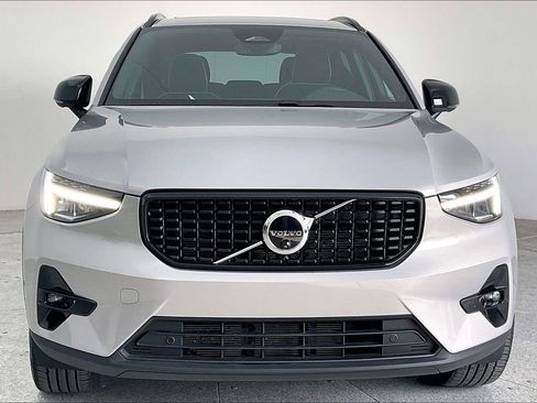 Certified 2025 Volvo XC40 B5 Plus image 6