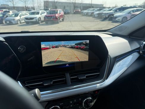 Used 2025 Chevrolet Trax LT w/ LT Convenience Package image 23