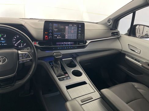 Used 2021 Toyota Sienna Limited image 32