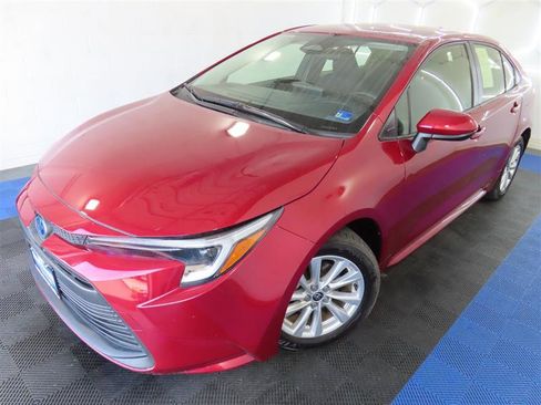 Used 2024 Toyota Corolla LE w/ LE Convenience Package image 4