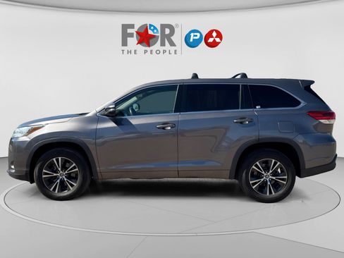 Used 2018 Toyota Highlander LE FWD image 2