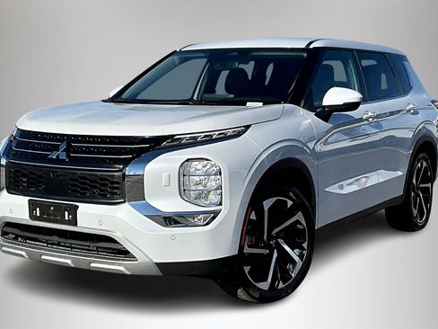 Used 2024 Mitsubishi Outlander SE image 3
