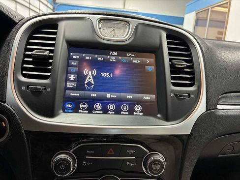 Used 2022 Chrysler 300 Touring L w/ Comfort Group image 12