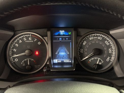 Used 2021 Toyota Tacoma TRD Off-Road w/ Technology Package AWD/4WD image 21