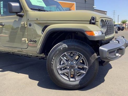 New 2025 Jeep Gladiator Sport image 3