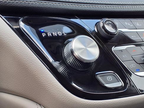 Used 2023 Chrysler Pacifica Limited w/ Uconnect Theater Family Group image 21