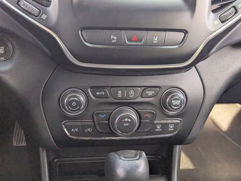 Used 2021 Jeep Cherokee Latitude Plus image 20