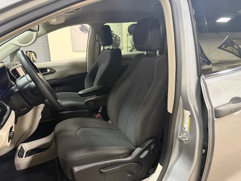 Used 2021 Chrysler Voyager L FWD image 17