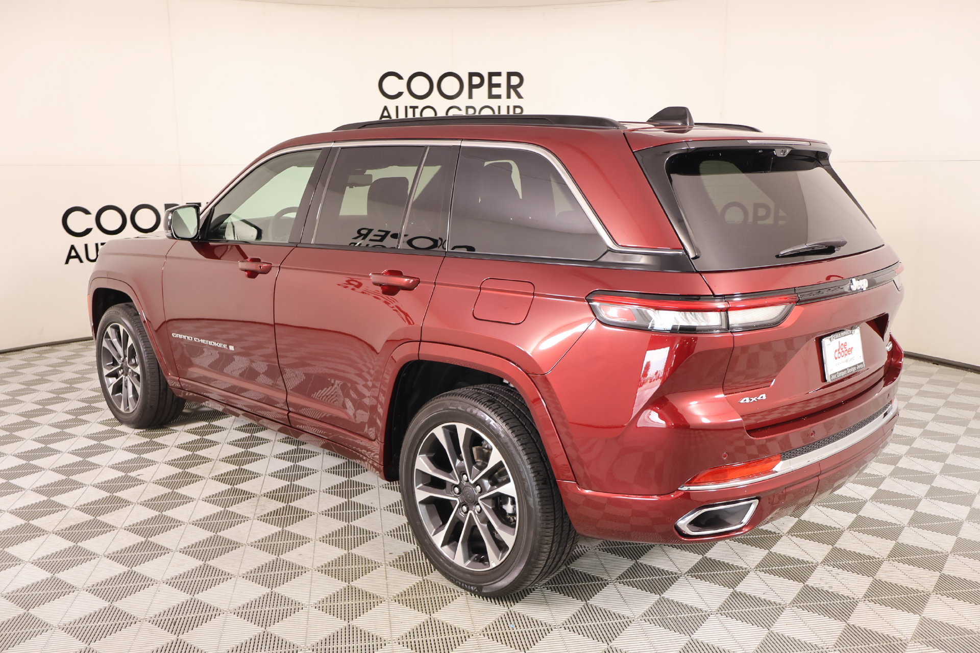 Used 2024 Jeep Grand Cherokee Overland w/ Luxury Tech Group IV AWD/4WD image 24