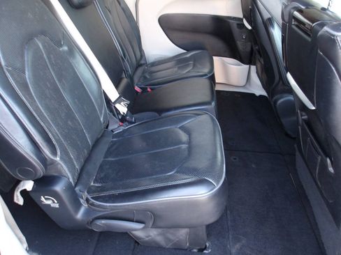 Used 2018 Chrysler Pacifica Limited FWD image 25