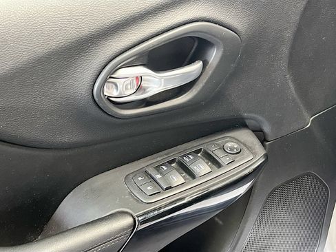 Used 2019 Jeep Cherokee Latitude Plus AWD/4WD image 17