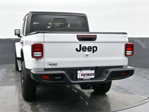Used 2024 Jeep Gladiator Sport image 3