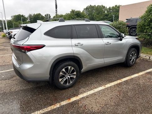 Used 2022 Toyota Highlander XLE AWD/4WD image 3