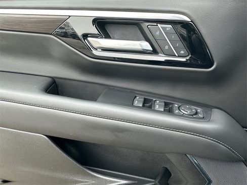 Used 2025 Chevrolet Suburban LT w/ Comfort Package image 11