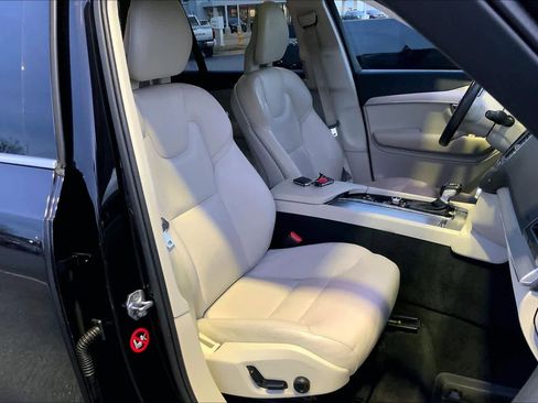 Used 2017 Volvo XC90 T5 Momentum w/ Vision Package image 9