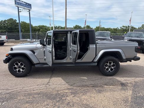 Used 2020 Jeep Gladiator Overland AWD/4WD image 4
